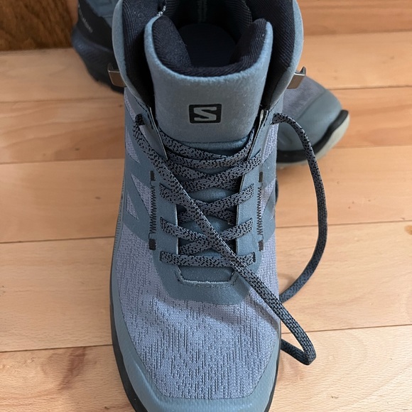 Like new- Women Solomon Outpulsr GTX Size 9 - Picture 2 of 9